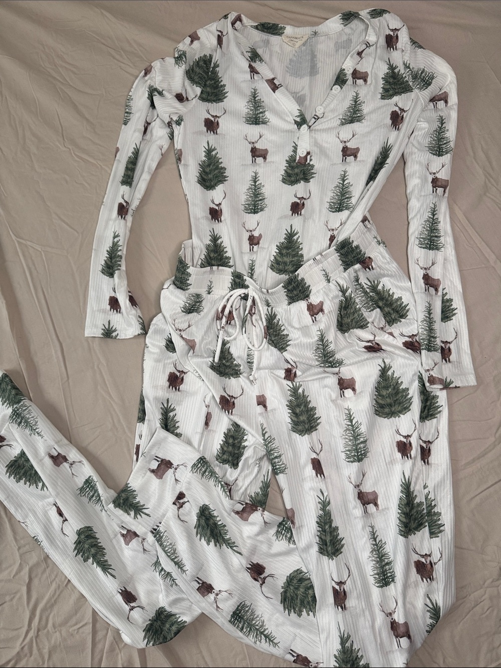 Women’s Christmas Forest Print Pajama Set with Green Trees and Brown Reindeer